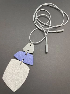 Кулон из кожи ТРИО 3 белый фиалковый серый арт 29212 в магазине дизайнерских украшений Cherepaha.shop