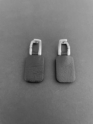 Серьги кожаные чёрный арт 33301 в магазине дизайнерских украшений Cherepaha.shop