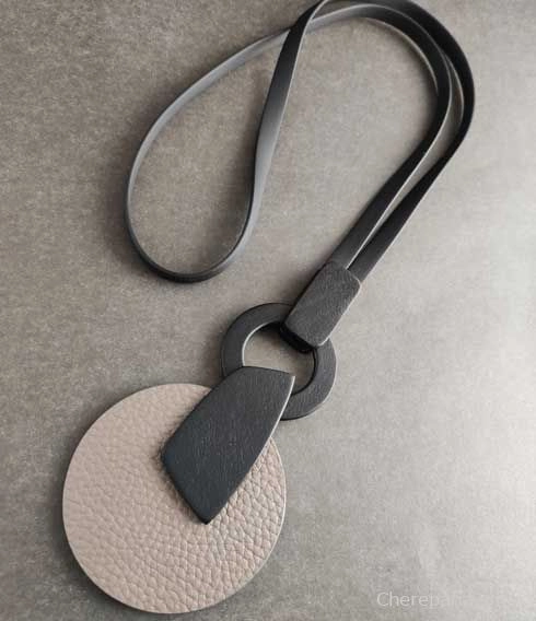 Кулон кожаный КРУГ АС серо-бежевый арт 1507