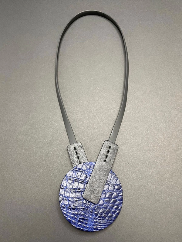 Колье из кожи КНОПКА КРУГ синий крокодил арт 2264 Колье из кожи КНОПКА КРУГ синий крокодил арт 2264
