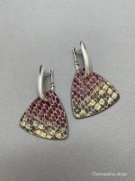 Серьги из кожи ТРЕУГОЛЬНИК S кофе молоко змея бордо арт 37901 в магазине дизайнерских украшений Cherepaha.shop