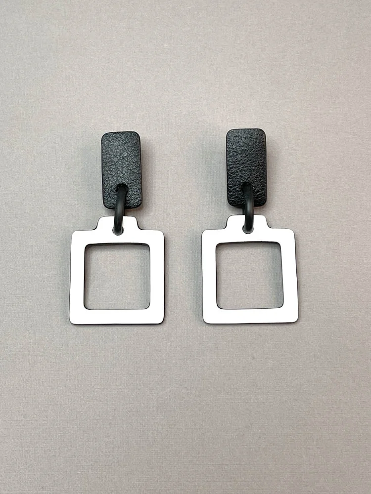 Серьги из кожи КЛЕТКА S белый чёрный арт 45702 Серьги из кожи КЛЕТКА S белый чёрный арт 45702