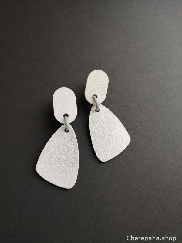 Серьги из кожи белый арт 30304 Серьги из кожи белый арт 30304