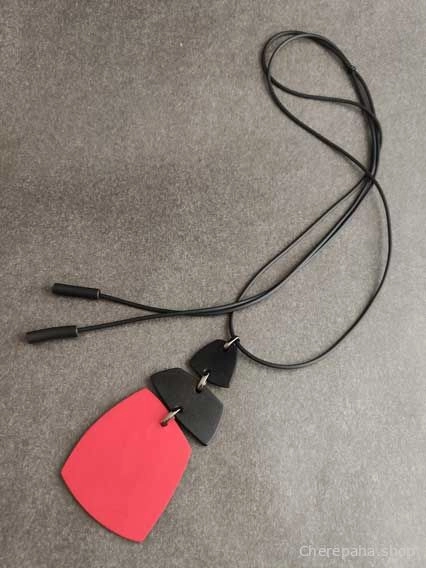 Кулон из кожи ТРИО красный арт 2332