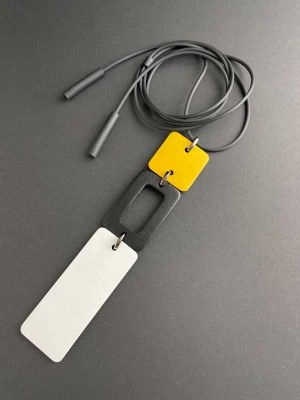 Кулон кожаный СТИК жёлтый белый арт 18616 в магазине дизайнерских украшений Cherepaha.shop