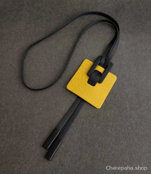 Кулон из кожи КВАДРАТ жёлтый арт 1497 Кулон из кожи КВАДРАТ жёлтый арт 1497