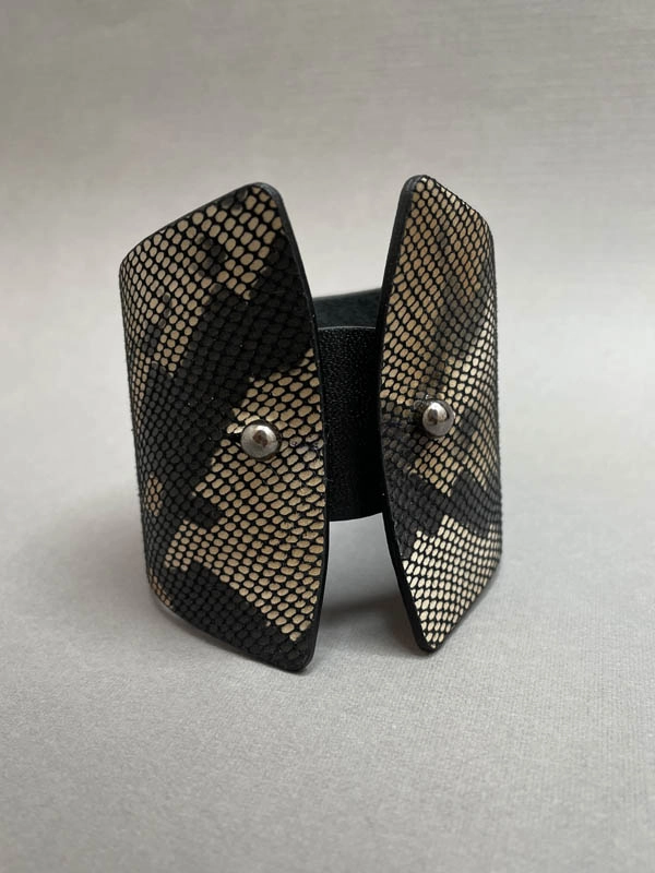 Браслет из кожи бежевая змея чёрный арт 40901