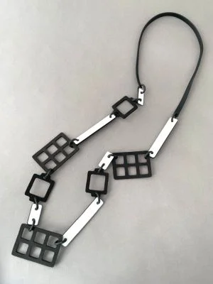 Колье из кожи ТЕХНОАРТ чёрный белый арт 46402 в магазине дизайнерских украшений Cherepaha.shop