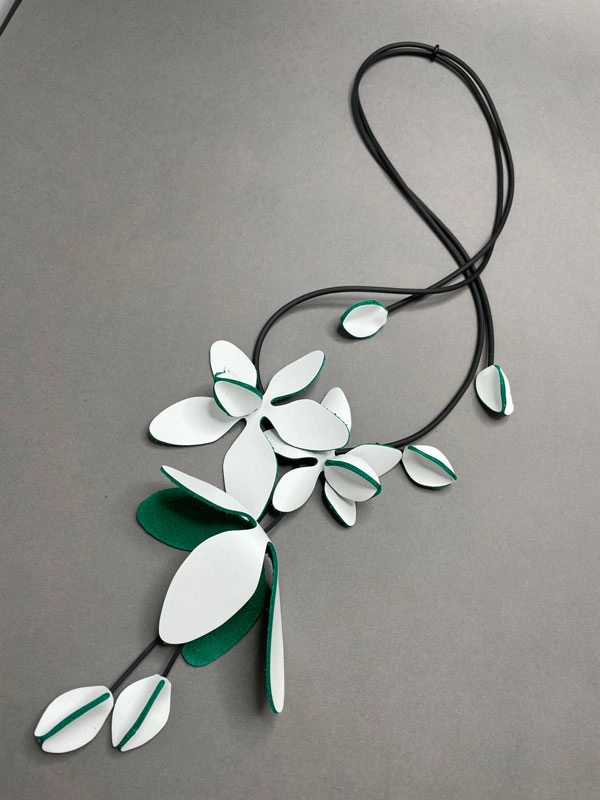 Колье из кожи МАГНОЛИЯ белый изумрудный зелёный арт 35602 Колье из кожи МАГНОЛИЯ белый изумрудный зелёный арт 35602