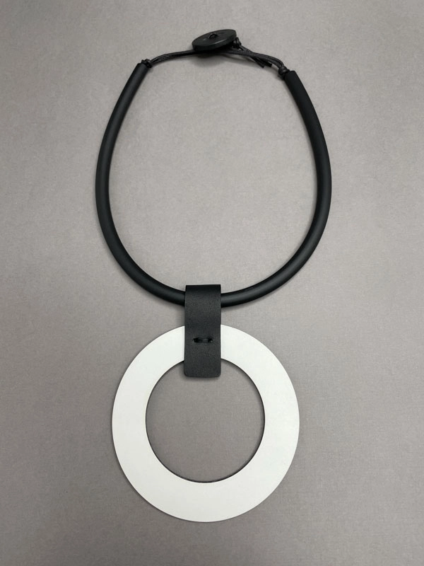 Колье из кожи КОЛЬЦО белый арт 35903 Колье из кожи КОЛЬЦО белый арт 35903