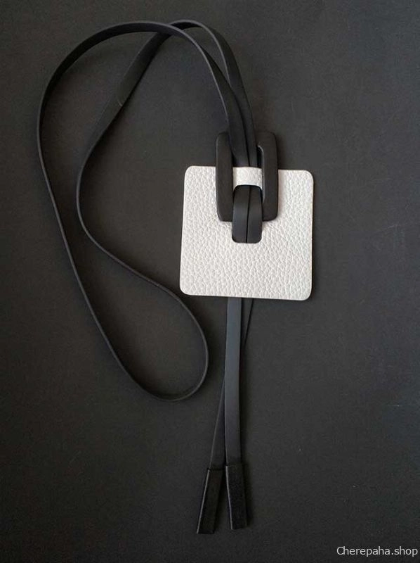 Кулон из кожи КВАДРАТ белый арт 1492 Кулон из кожи КВАДРАТ белый арт 1492