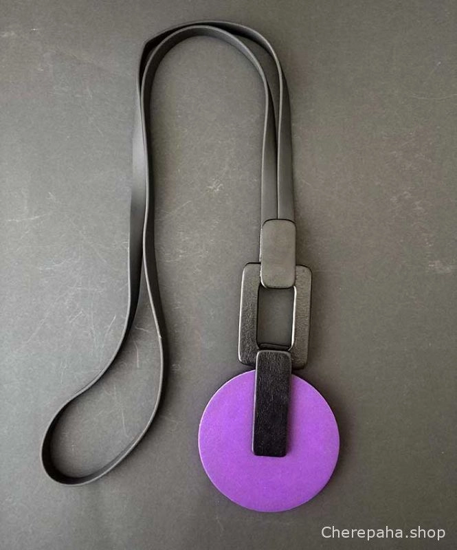 Кулон из кожи фиолетовый_чёрный арт 1369 Кулон из кожи фиолетовый_чёрный арт 1369