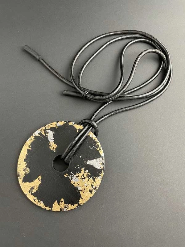 Колье кожаное ДИСК позолота чёрный арт 19311 Колье кожаное ДИСК позолота чёрный арт 19311
