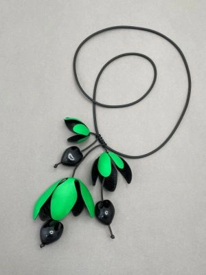 Колье из кожи ЦВЕТЫ И ЯГОДЫ зелёный яркий чёрный арт 44801 в магазине дизайнерских украшений Cherepaha.shop