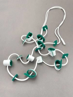 Колье из кожи РОЛЛЫ белый изумрудный арт 45905 в магазине дизайнерских украшений Cherepaha.shop