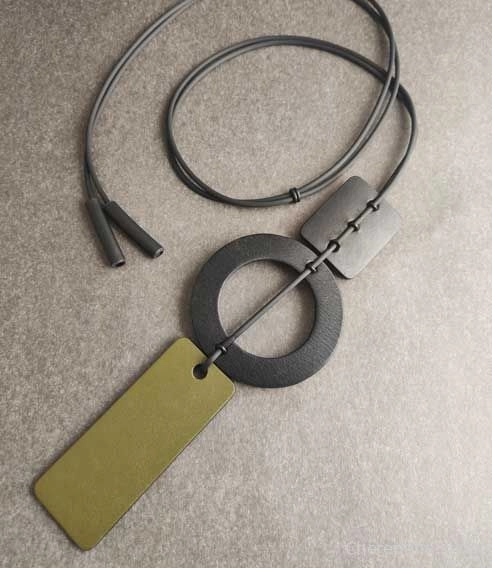 Кулон из кожи хаки арт 2283 Кулон из кожи хаки арт 2283