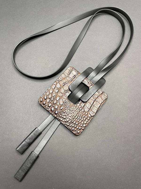 Кулон из кожи КВАДРАТ шоколадный крокодил чёрный арт 1499 Кулон из кожи КВАДРАТ шоколадный крокодил чёрный арт 1499