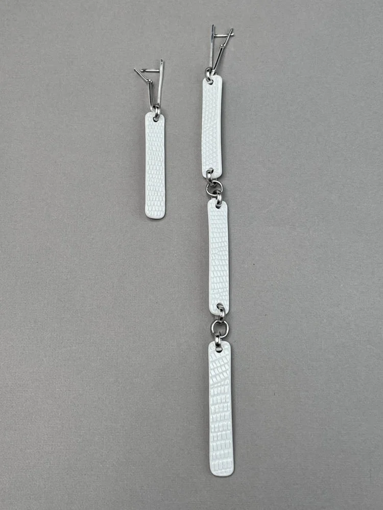 Серьги из кожи СТИК АС белый крокодил арт 58803