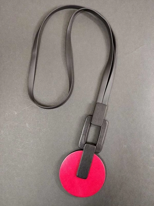 Кулон из кожи красный гладкий_чёрный арт 1361 Кулон из кожи красный гладкий_чёрный арт 1361