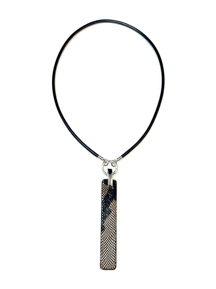 Кулон из кожи СТИК 2 бежевая змея чёрный арт 59501 Кулон из кожи СТИК 2 бежевая змея чёрный арт 59501