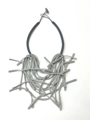 Колье серый арт 51003 в магазине дизайнерских украшений Cherepaha.shop