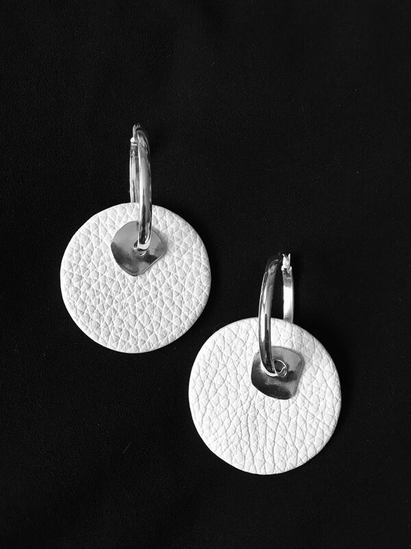 Серьги из кожи белый арт 1022 Серьги из кожи белый арт 1022
