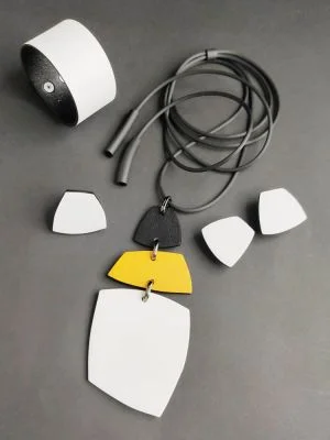 Комплект из кожи ТРИО 3 белый жёлтый чёрный арт 29201к в магазине дизайнерских украшений Cherepaha.shop