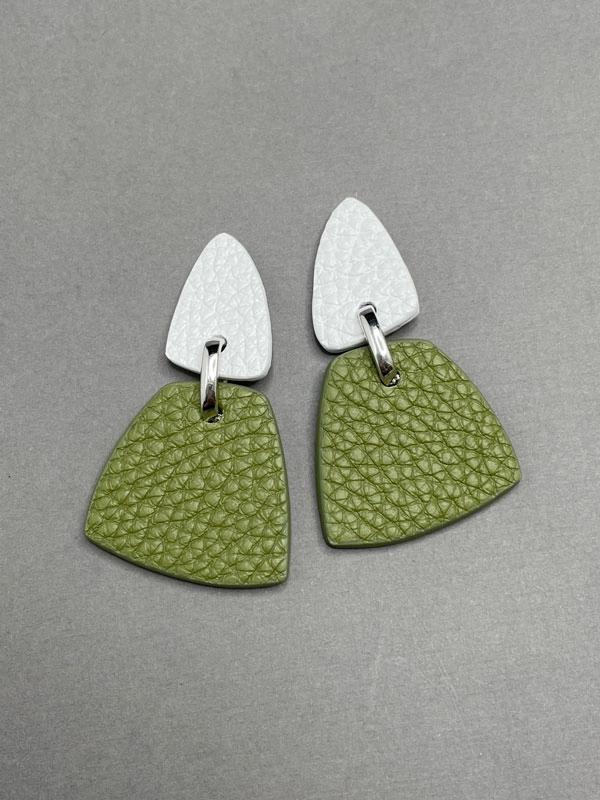 Серьги из кожи хаки белый арт 37601 Серьги из кожи хаки белый арт 37601