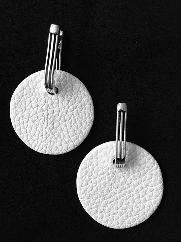 Серьги из кожи КРУГ 5 белый арт 0992 Серьги из кожи КРУГ 5 белый арт 0992