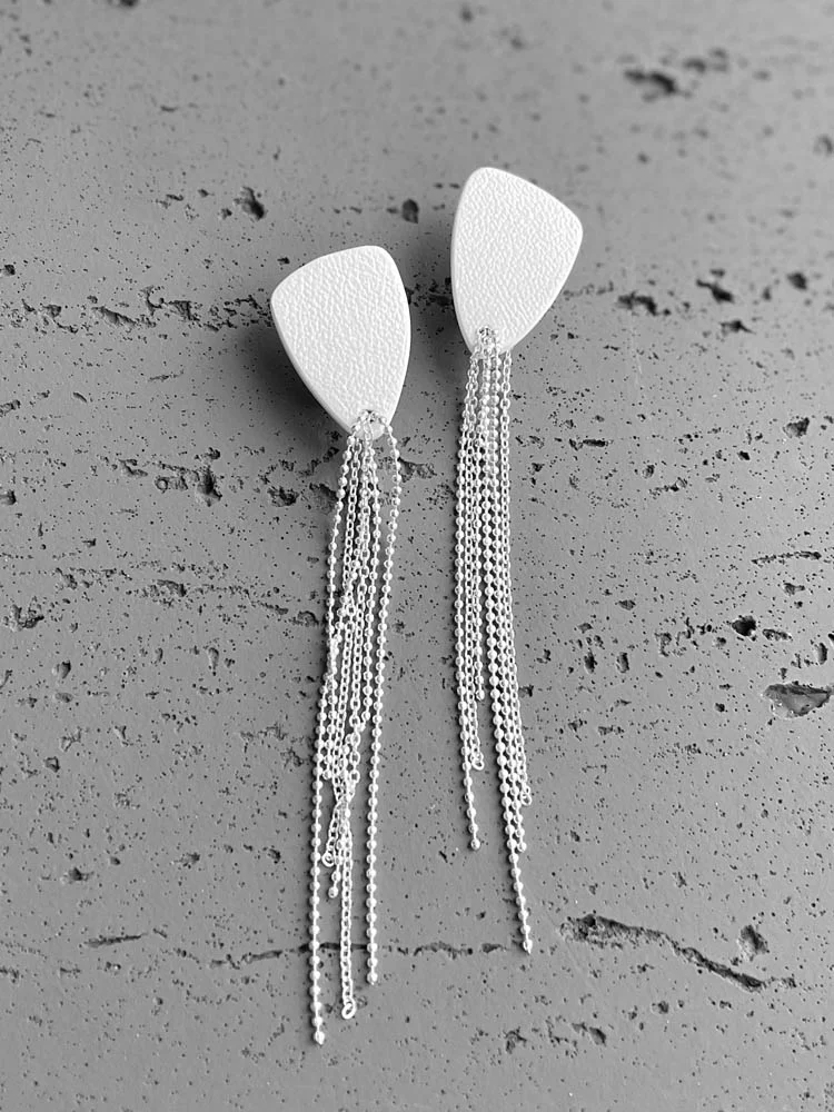 Серьги из кожи белый белое серебро арт 56804 Серьги из кожи белый белое серебро арт 56804