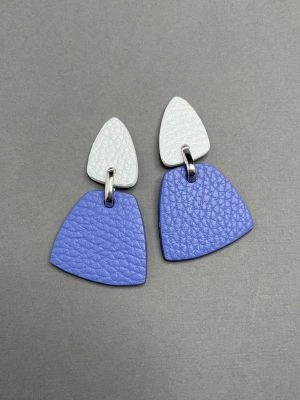 Серьги из кожи фиалковый белый арт 37605 Серьги из кожи фиалковый белый арт 37605
