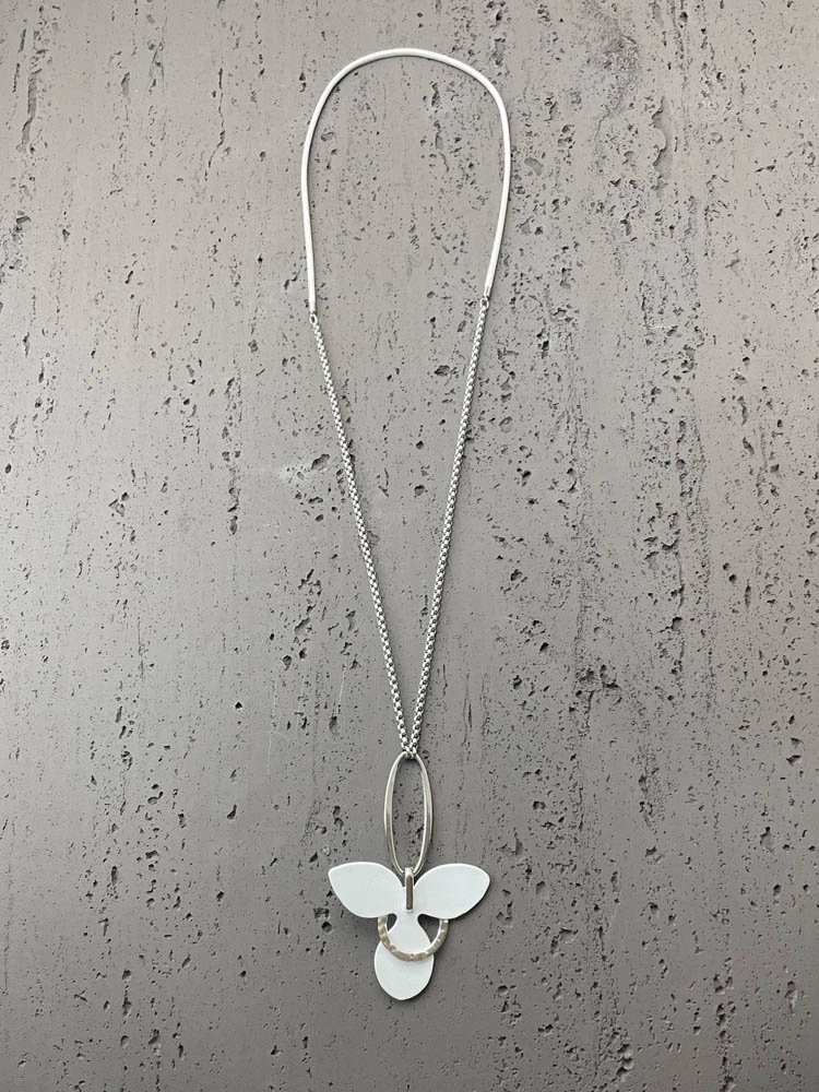 Кулон из кожи ОРХИДЕЯ белый арт 48904 Кулон из кожи ОРХИДЕЯ белый арт 48904