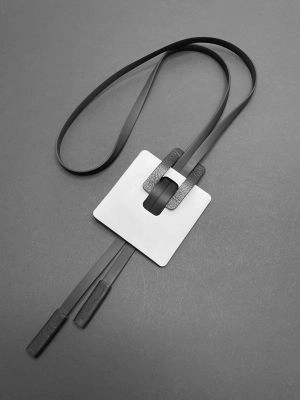 Кулон кожаный КВАДРАТ белый чёрный арт 1498 в магазине дизайнерских украшений Cherepaha.shop