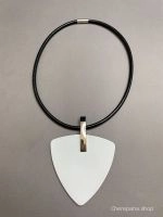 Колье из кожи ТРЕУГОЛЬНИК белый чёрный арт 38802 в магазине дизайнерских украшений Cherepaha.shop