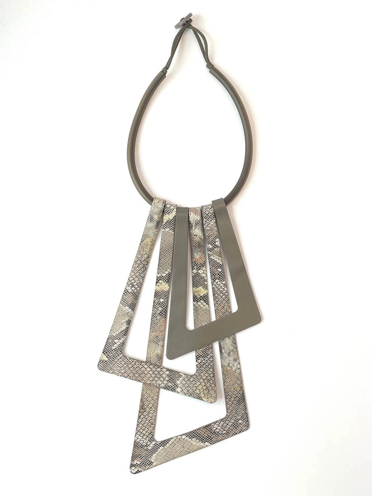 Жабо из кожи ЗИГЗАГ туап змея айвори арт 33204 Жабо из кожи ЗИГЗАГ туап змея айвори арт 33204