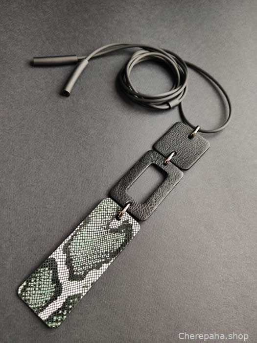 Кулон из кожи СТИК змея изумрудная арт 1860 Кулон из кожи СТИК змея изумрудная арт 1860