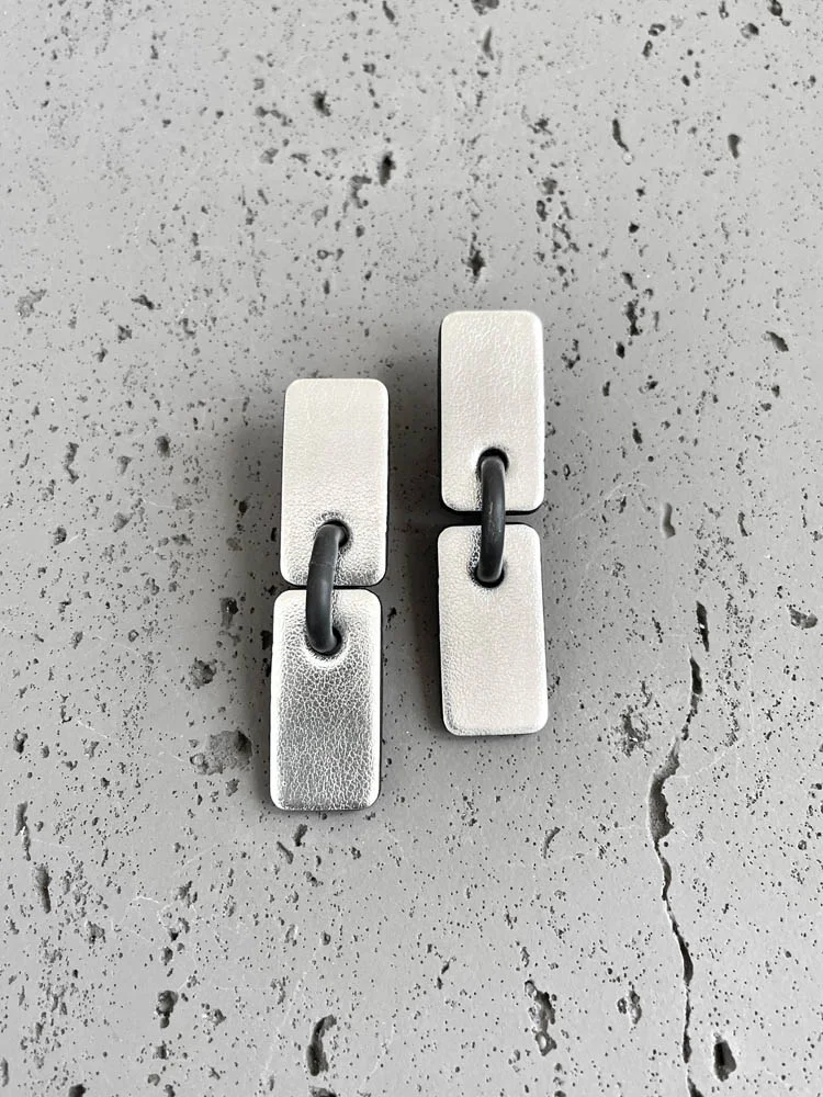 Серьги кожаные СТИК S серебро глянец чёрный арт 47402 Серьги кожаные СТИК S серебро глянец чёрный арт 47402