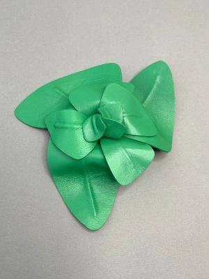 Брошь из кожи ЦВЕТОК зелёная трава арт 24509 в магазине дизайнерских украшений Cherepaha.shop