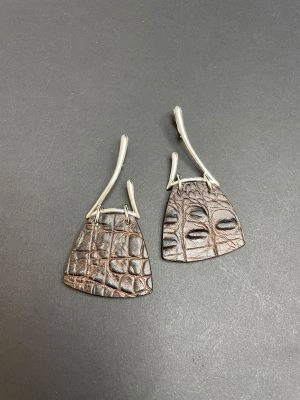 Серьги кожаные ЗИГЗАГ крокодил шоколадный арт 1609 в магазине дизайнерских украшений Cherepaha.shop