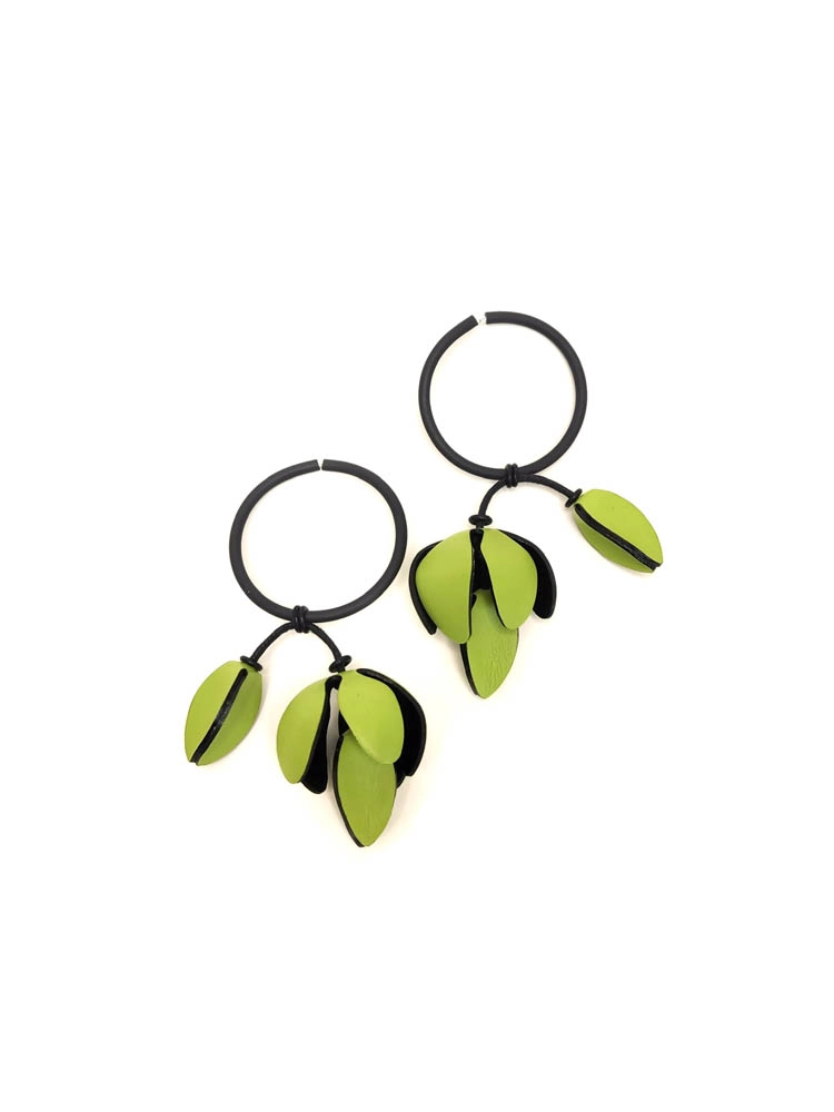 Серьги из кожи МАГНОЛИЯ зелёное яблоко чёрный арт 36406 Серьги из кожи МАГНОЛИЯ зелёное яблоко чёрный арт 36406