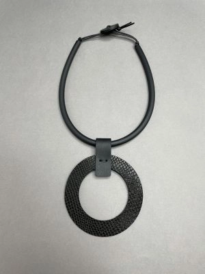 Колье из кожи КОЛЬЦО чёрный рептилия арт 35901