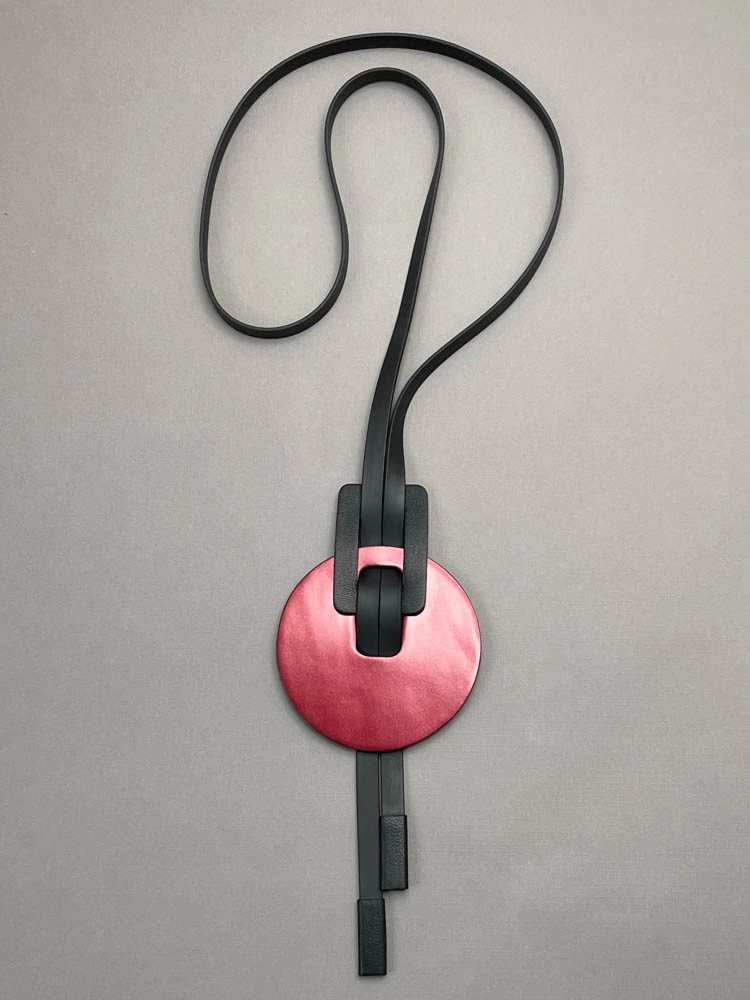 Кулон кожаный КРУГ красный лак чёрный арт 14813 Кулон кожаный КРУГ красный лак чёрный арт 14813