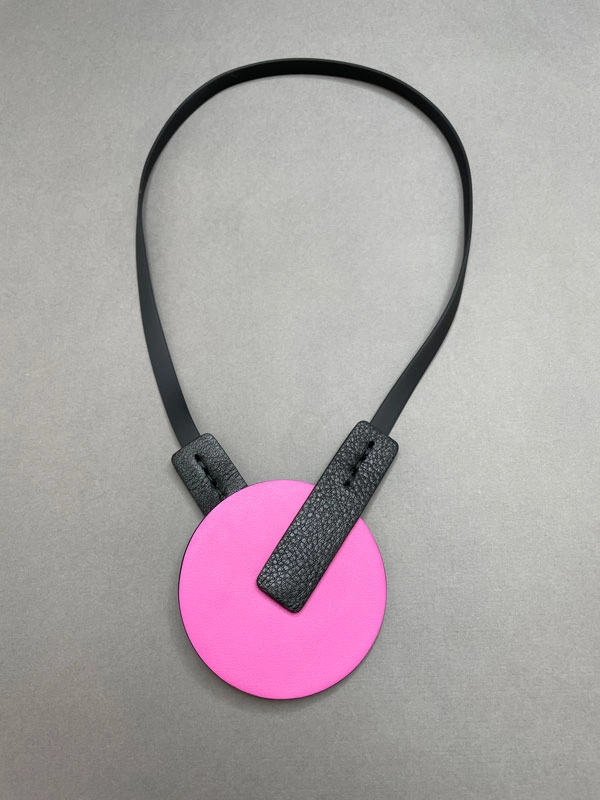 Колье из кожи КНОПКА КРУГ фуксия арт 2262 Колье из кожи КНОПКА КРУГ фуксия арт 2262