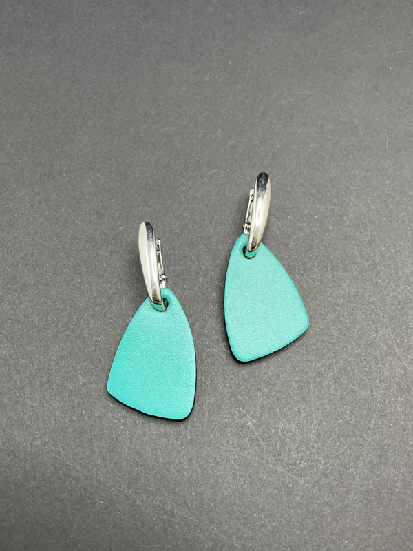 Серьги из кожи ЛЕПЕСТОК бирюзовый чёрный арт 37302 Серьги из кожи ЛЕПЕСТОК бирюзовый чёрный арт 37302