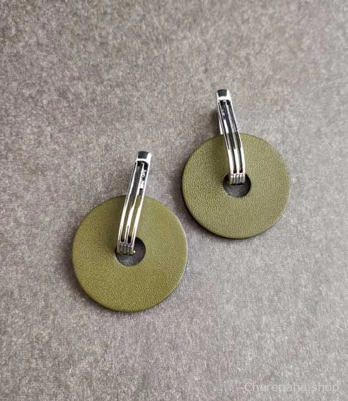 Серьги из кожи ДИСК хаки_чёрный арт 2098 Серьги из кожи ДИСК хаки_чёрный арт 2098