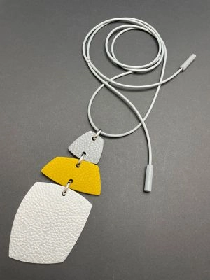 Кулон из кожи ТРИО 3 белый жёлтый серый арт 29213 в магазине дизайнерских украшений Cherepaha.shop