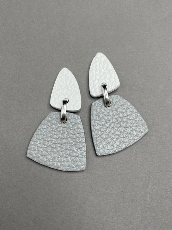 Серьги из кожи серый белый арт 37602 Серьги из кожи серый белый арт 37602