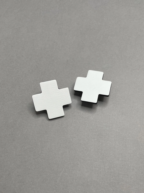 Серьги из кожи КРЕСТ S белый арт 27902 Серьги из кожи КРЕСТ S белый арт 27902