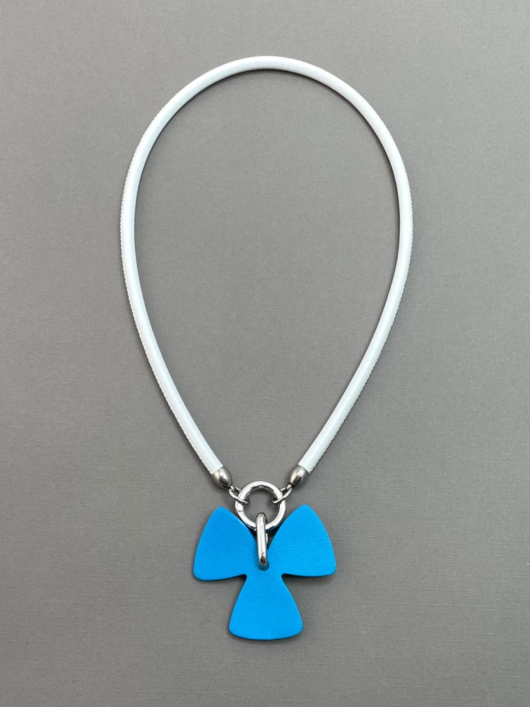 Чокер из кожи ТРИЛИСТНИК небесно-голубой арт 38609 Чокер из кожи ТРИЛИСТНИК небесно-голубой арт 38609