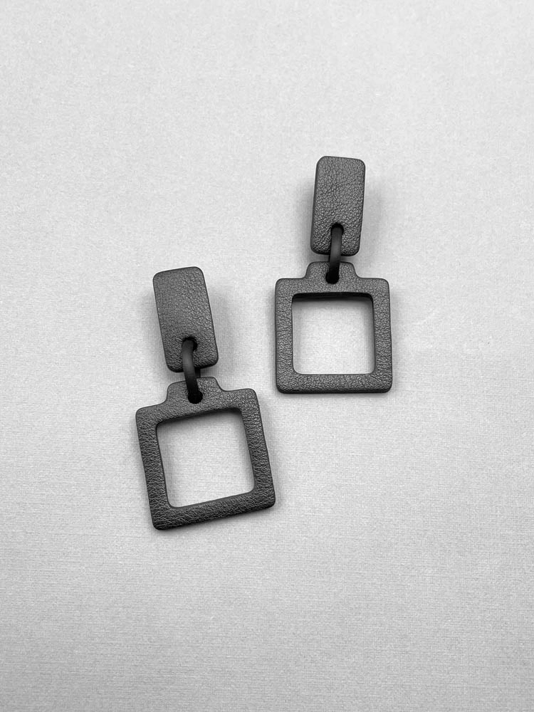 Серьги из кожи КЛЕТКА S чёрный арт 45701 Серьги из кожи КЛЕТКА S чёрный арт 45701